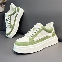Os sapatos masculinos são respiráveis no verão, modernos, versáteis e casuais com placa branca, sapatos desportivos antiderrapantes juvenis com sola grossa e sapatos brancos realçadas