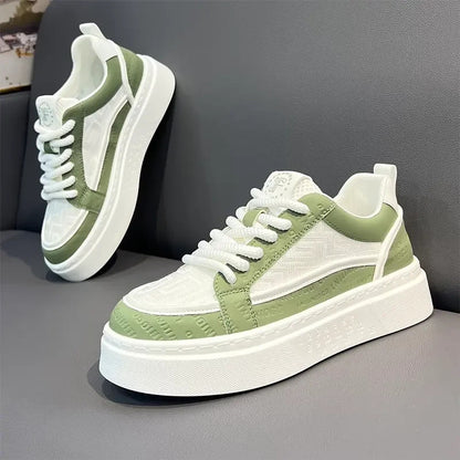 Os sapatos masculinos são respiráveis no verão, modernos, versáteis e casuais com placa branca, sapatos desportivos antiderrapantes juvenis com sola grossa e sapatos brancos realçadas