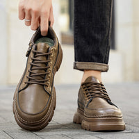 Sapatos de Homem 2025 Novos Outonais Sapatos de Couro Business Casual Britânicos Desportivos Desportivos de Sola Grossa Sapatos Martin Pretos de Cano Baixo