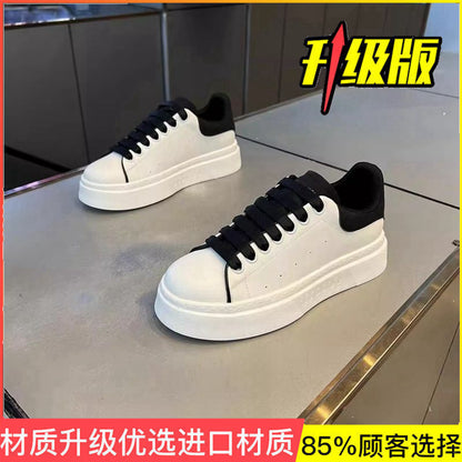 Ténis brancos Maikun para homens, sapatos de prancha respiráveis de outono, sapatos casuais para homens que aumentam a altura, sapatos desportivos modernos e versáteis e em alta para homens