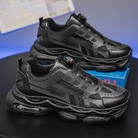 Sapatos masculinos de verão 2025 Novos sapatos brancos respiráveis, sapatos desportivos versáteis e de sola grossa para homens na moda, sapatos casuais