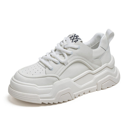Sapatos de homem, nova primavera/verão de 2025 para ténis brancos pequenos, versáteis, modernos e de sola grossa, sapatos desportivos casuais de pão de pai na moda
