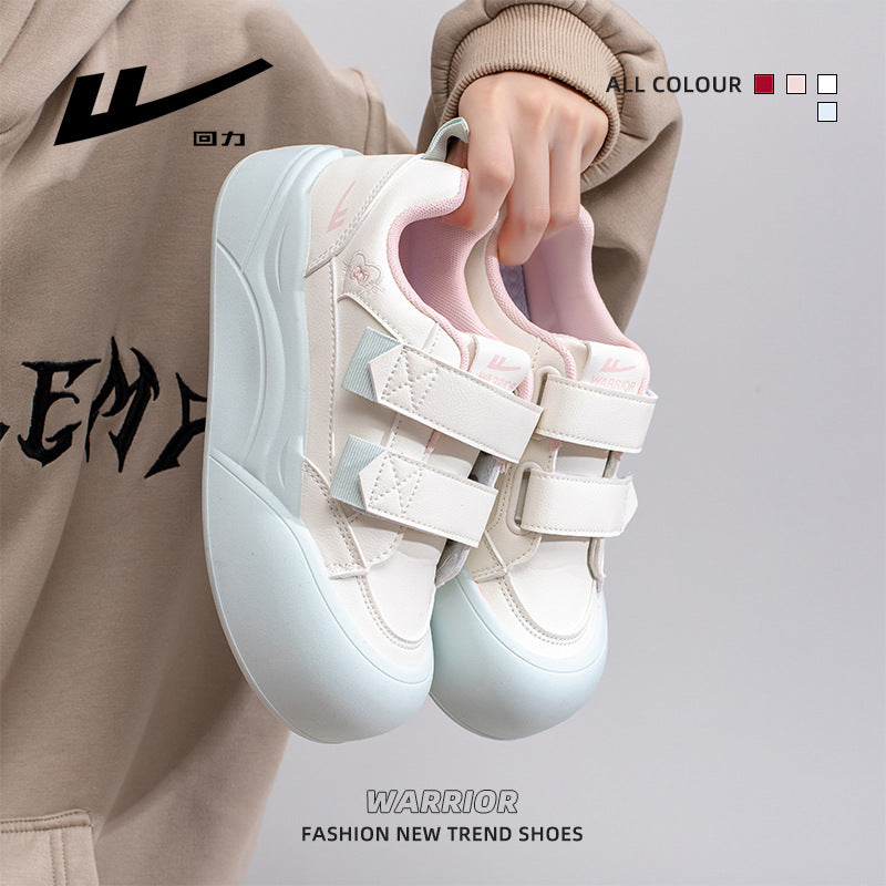 Sapatos mágicos Warrior com sola grossa e tampo baixo, versáteis individuais femininos coreanos, sapatos casuais de estilo universitário de alta estética