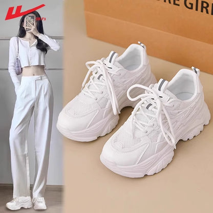Sapatos brancos Warrior respiráveis e de sola grossa, sapatos simples de novo pai de cor coreana, estilo academia, sapatos confortáveis para mulheres