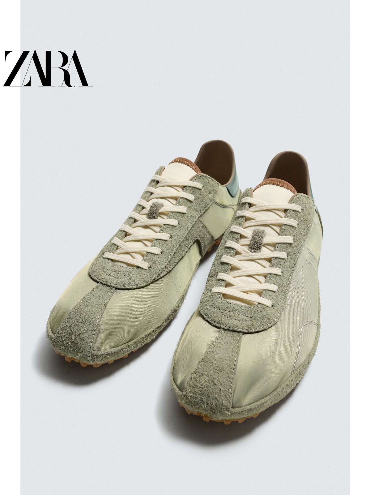 Sapatos masculinos ZARA, lançamento da coleção verão 2026, com detalhes em camurça, modelo retrô, com cadarço e leves, código 2365720 512.