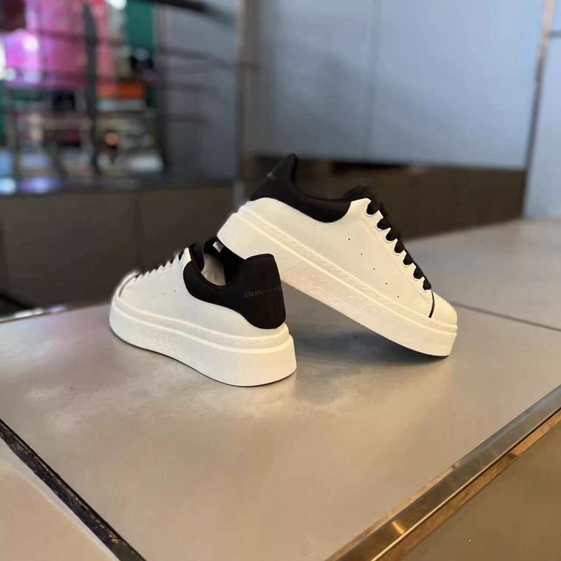 Ténis brancos Maikun para homens, sapatos de prancha respiráveis de outono, sapatos casuais para homens que aumentam a altura, sapatos desportivos modernos e versáteis e em alta para homens