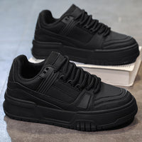 Sapatos masculinos 2024 novo verão na moda, versáteis desportivos casuais casuais brancos, ténis brancos de sola grossa que aumentam a altura
