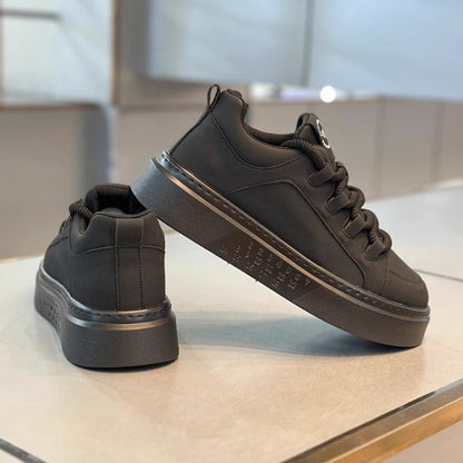 Sapatos brancos casuais Primavera 2025 para Homem Respiráveis, Ténis Desportivos Coreanos Versáteis Masculinos de Sola Grossa e Modernos
