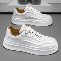 Sapatos masculinos de primavera, novos sapatos brancos de couro respiráveis, ténis de sola grossa e versáteis da moda, ténis casuais, sapatos modernos