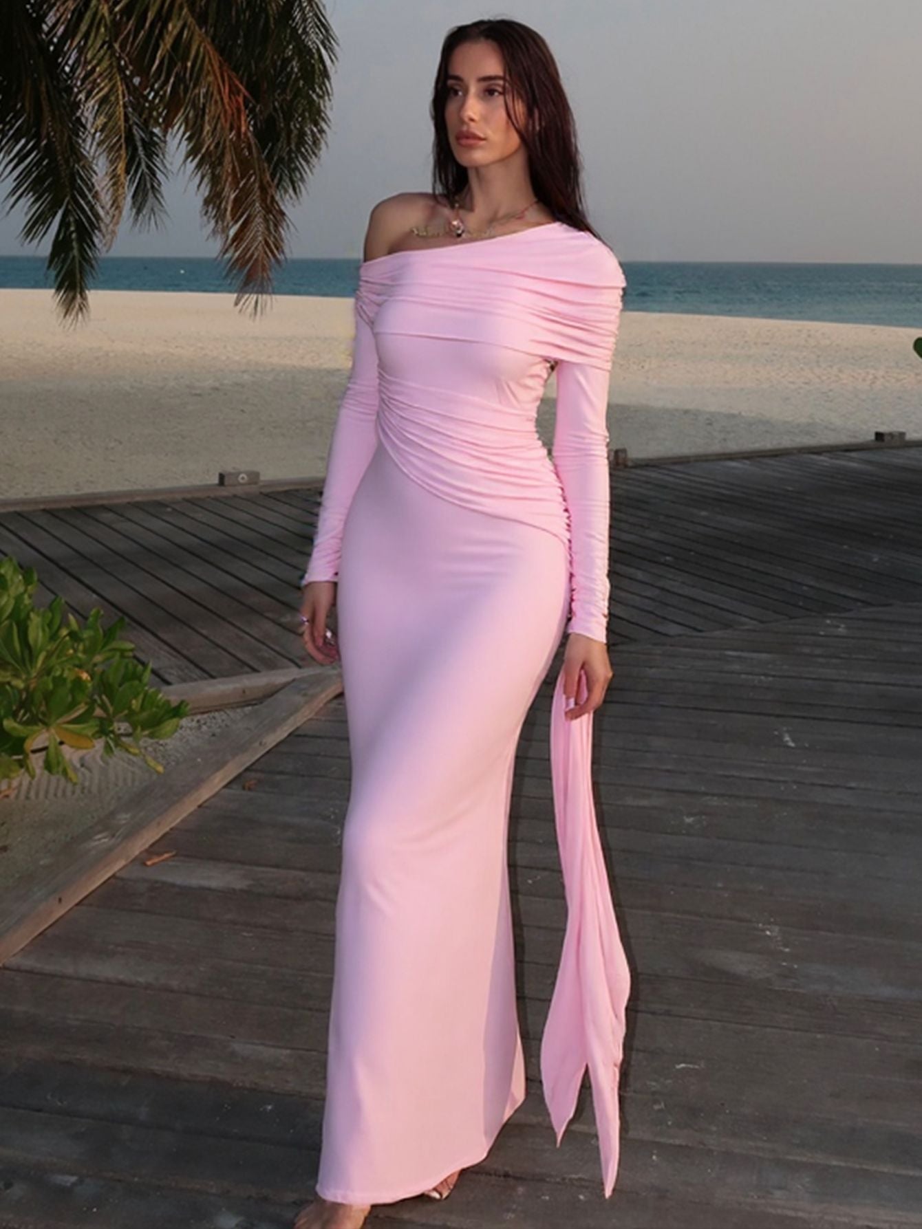 Verão 2026 Novo vestido feminino feminino transfronteiriço elegante de cor sólida com decote diagonal, envolvimento nas ancas, fita para emagrecer para mulheres