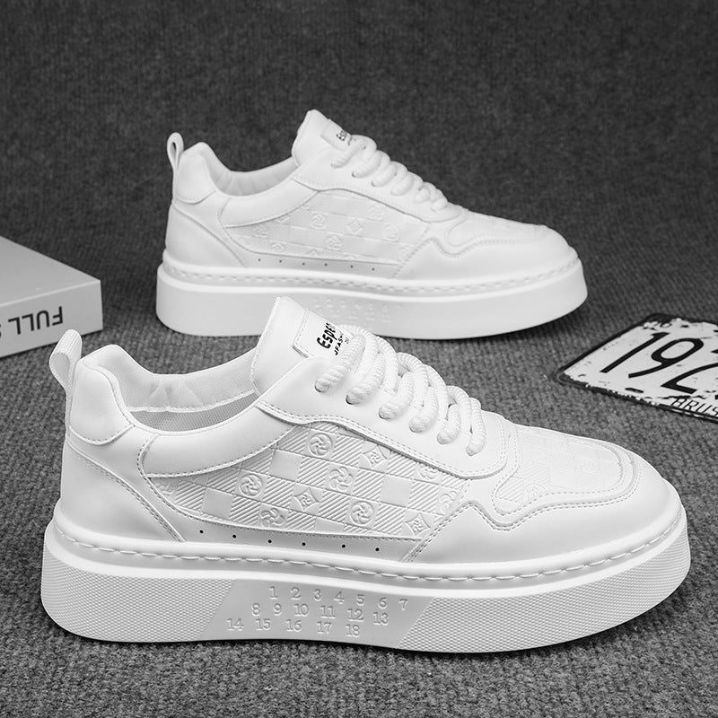 Ténis brancos versáteis e modernos ao estilo coreano para homens, ténis de nova moda da primavera 2025, sapatos casuais leves com atacadores para estudantes