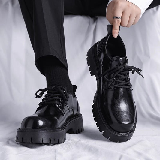 Sapatos de couro de outono masculinos, novos sapatos casuais pretos em couro, sola macia ao estilo britânico, roupa interior de negócios, sapatos de noivo para aumentar a altura