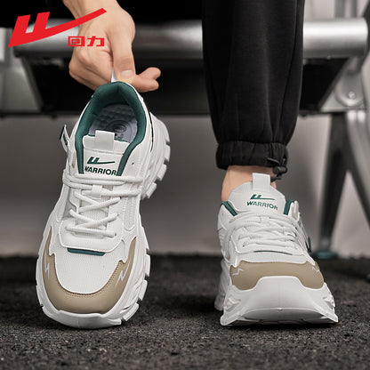 Os novos ténis na moda, versáteis e modernos da Warrior, sapatos casuais coreanos com blocos de cor de alto valor, sapatos masculinos confortáveis e baixos