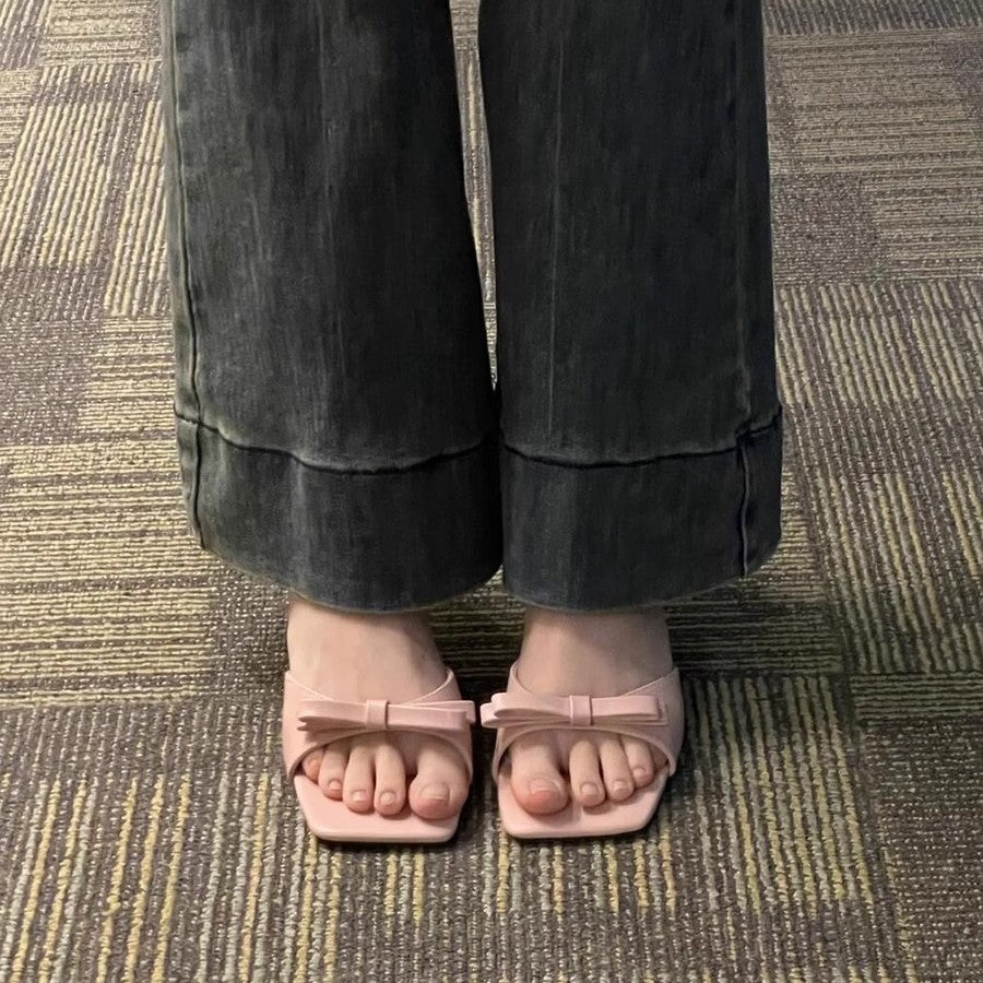 Sandálias francesas pequenas de bico quadrado, saltos altos de agulha, laço slip-on de verão 2025 para mulher, meias-chinelas