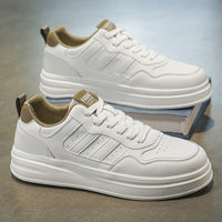 Novos ténis casuais casuais brancos, respiráveis e flexíveis para o verão, ténis de sola grossa para estudantes, sapatos brancos casuais para homens
