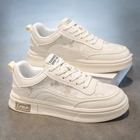 Sapatos casuais casuais de outono na moda masculinos em estilo coreano em pele quente, sapatos desportivos desportivos versáteis que aumentam a altura, pequenos sapatos brancos da moda para adolescentes