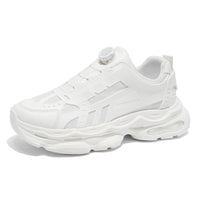 Sapatos masculinos de verão 2025 Novos sapatos brancos respiráveis, sapatos desportivos versáteis e de sola grossa para homens na moda, sapatos casuais