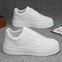 Sapatos masculinos de verão, sapatos brancos novos e respiráveis, ténis versáteis da moda com sola grossa para estudantes, ténis casuais, sapatos modernos