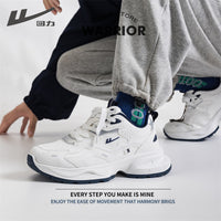 Os novos sapatos confortáveis de primavera com sola grossa, sapatilhas simples de desporto ao ar livre, sapatos casuais em pele unissexo