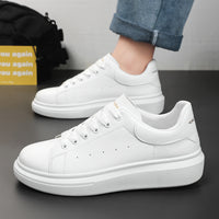 Sapatos masculinos de verão 2025, sapatos brancos pequenos e respiráveis, sapatos desportivos masculinos versáteis e com sola grossa, sapatos casuais, sapatos modernos