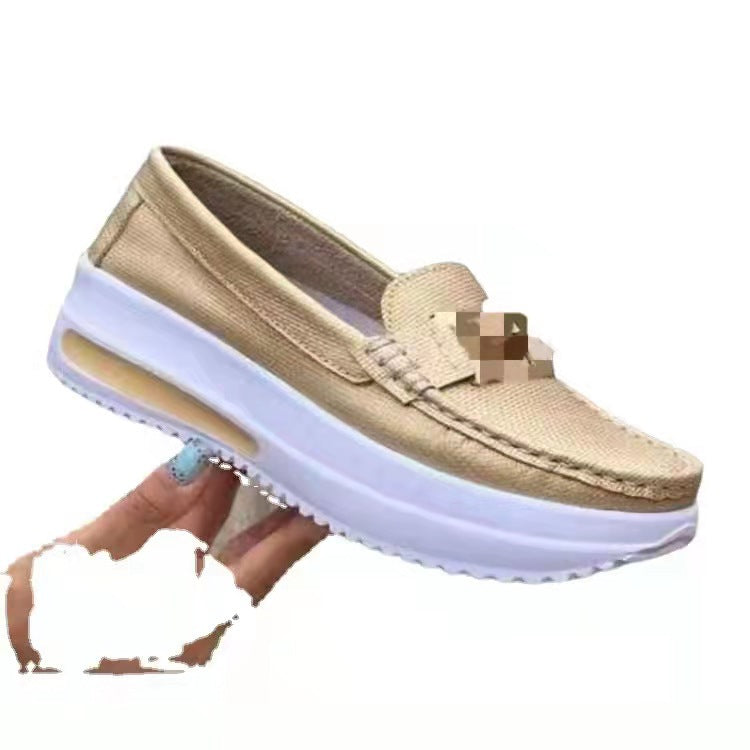 Plataforma de tamanhos grandes de Foreign Trade, sapatos femininos 2025 novos sapatos casuais casuais, fivela metálica feminina, sapatos slip-on com um kick, mocassins