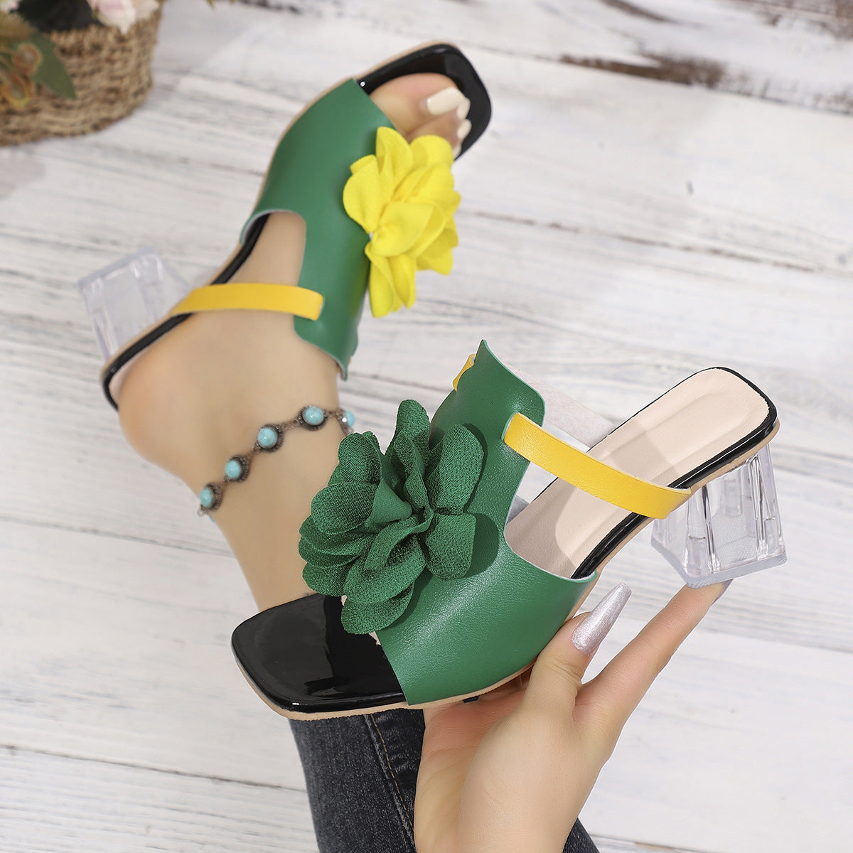 Sandálias europeias e americanas de estilo francês transfronteiriço sem fadiga para roupa exterior, sapatos femininos, novas sandálias florais de tamanho grande com bico quadrado estilo fada para comércio de exportação