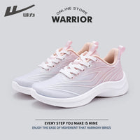 Os novos ténis desportivos femininos de cano baixo e na moda, sapatos versáteis, de visual alto e preppy casual, sapatos confortáveis ao estilo coreano