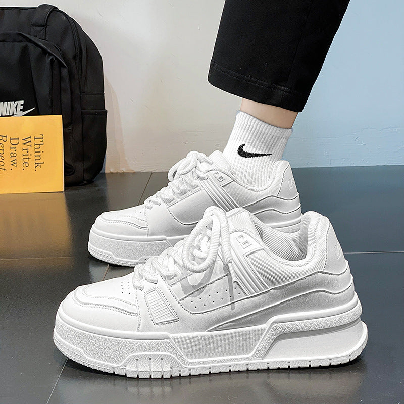 Sapatos masculinos 2024 novo verão na moda, versáteis desportivos casuais casuais brancos, ténis brancos de sola grossa que aumentam a altura