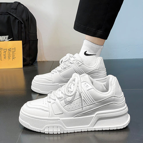 Sapatos masculinos 2024 novo verão na moda, versáteis desportivos casuais casuais brancos, ténis brancos de sola grossa que aumentam a altura