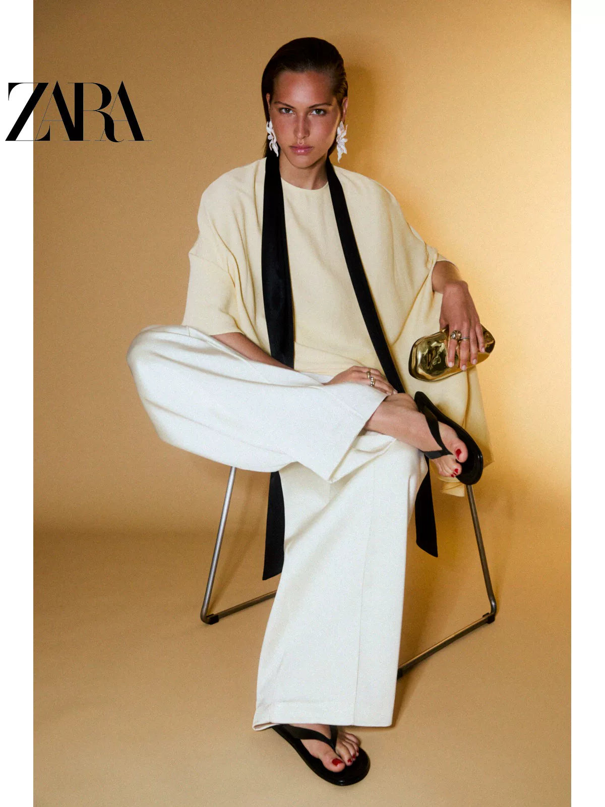 Bolsa feminina ZARA, lançamento da coleção verão 2026, com acabamento metálico, modelo transversal/clutch, código 6007810 202.