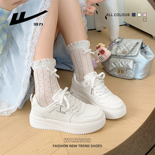 Sapatos brancos Warrior de cano baixo, confortáveis, versáteis versáteis de sola grossa, ténis modernos e estéticos, sapatos femininos simples com um design elegante