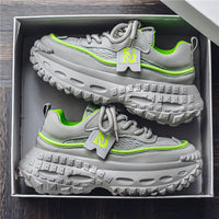 Sapatos masculinos de verão, novos sapatos desportivos de malha respirável, sapatos casuais casuais para homens na moda, versáteis e de sola grossa que aumentam a altura