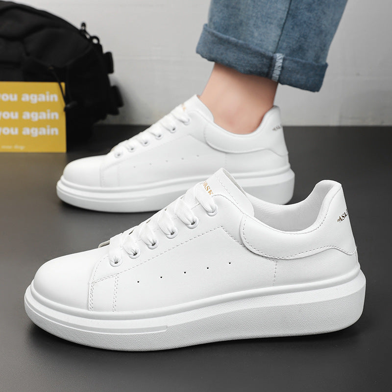 Sapatos masculinos de verão 2025, sapatos brancos pequenos e respiráveis, sapatos desportivos masculinos versáteis e com sola grossa, sapatos casuais, sapatos modernos