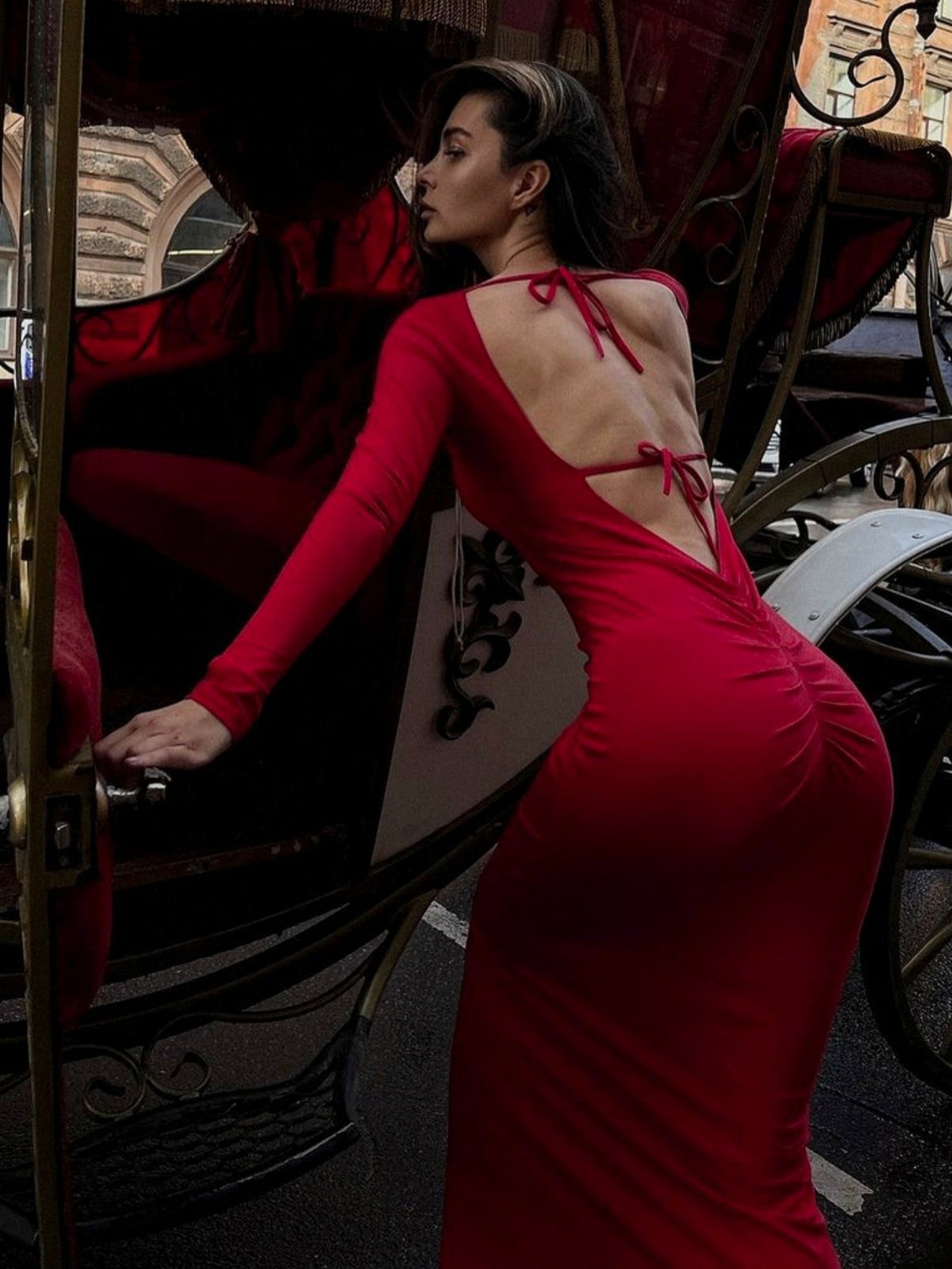 Vestido feminino sexy ao estilo europeu e americano, vestido oco, sem costas, gravata de retalhos, decote halter, corte justo, vestido justo ao estilo streetstyle para mulheres