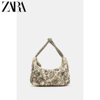 Bolsa feminina ZARA, lançamento da coleção verão 2026, com corpo adornado com miçangas e fecho de zíper, código 6413710 202.