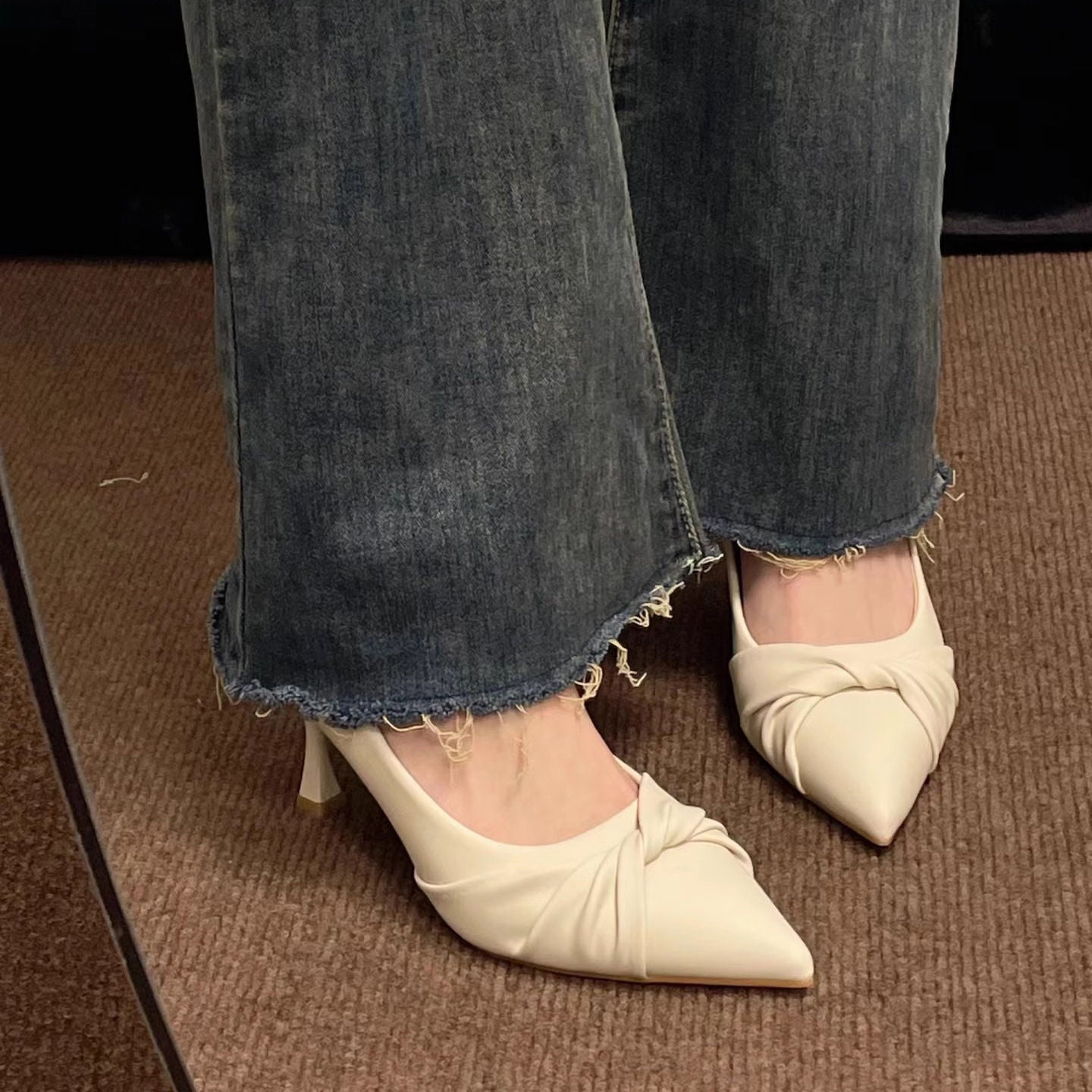 Elegantes saltos altos baixos estilo Chanel, nova tendência de 2025, sapatilhas rasas coreanas de estilo petite resistente ao uso para mulheres