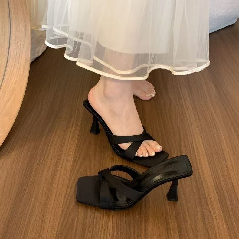 Sandálias de salto alto na moda de bico quadrado com biqueira cruzada e ponta alta para mulher, nova combinação de vestidos para o verão 2025, sandálias para roupa exterior feminina