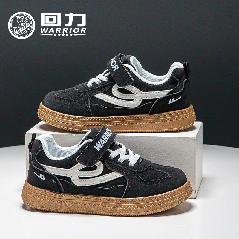 Os novos sapatos de rapazes e raparigas com blocos de cor e alta estética, design estiloso, ténis desportivos de moda versáteis, ténis confortáveis ao estilo coreano