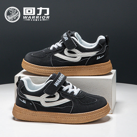 Os novos sapatos de rapazes e raparigas com blocos de cor e alta estética, design estiloso, ténis desportivos de moda versáteis, ténis confortáveis ao estilo coreano