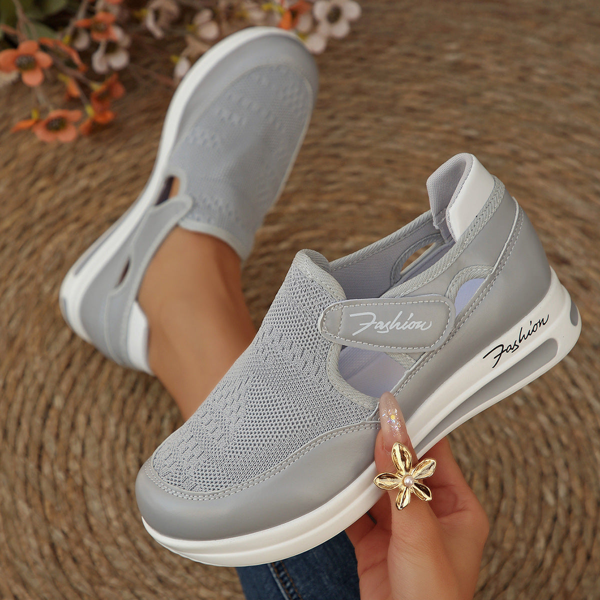 Sapatos casuais casuais plus size transfronteiriços europeus e americanos para mulheres na primavera/verão, novos sapatos casuais de malha com velcro respirável e planos independentes em pé