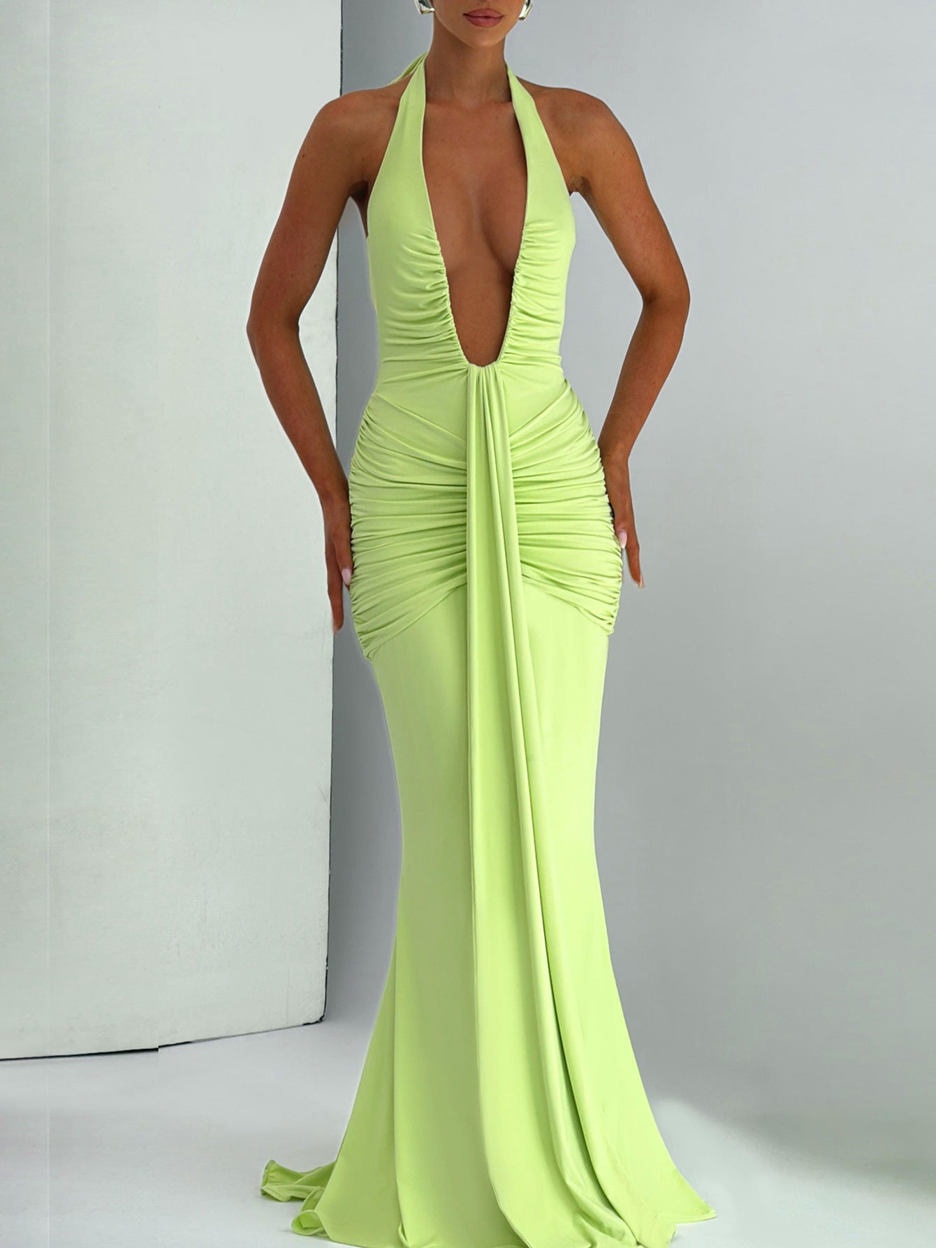 Vestido atravessado de vendas novas na Europa e América, vestido sexy de decote oco, decote oco, sem costas, fino, plissado, com alças remendadas e alças para mulheres