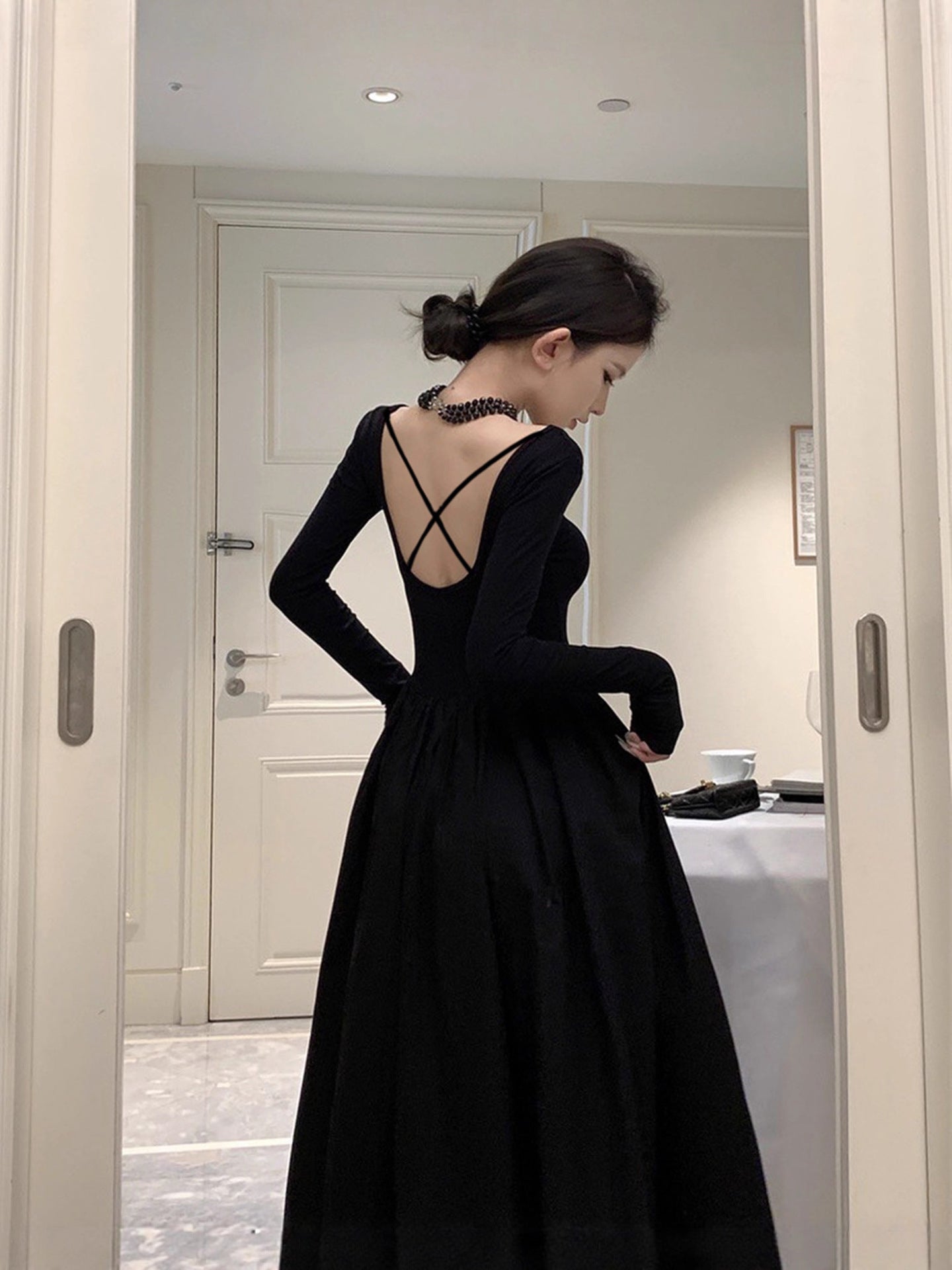 Vestido elegante estilo Hepburn francês 2026, vestido comprido estreito de cor sólida sem costas e amarração cruzada slim para mulher, dropshipping