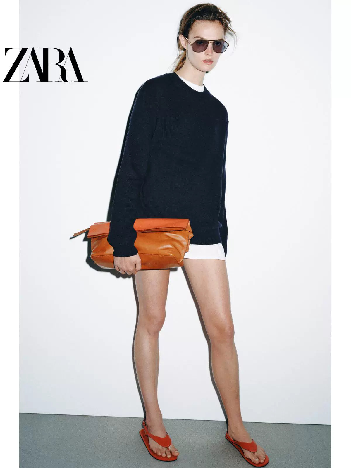 Bolsa envelope feminina longa de couro com aba dupla e blocos de cores da ZARA, coleção verão 2026 (código: 6042810 183).