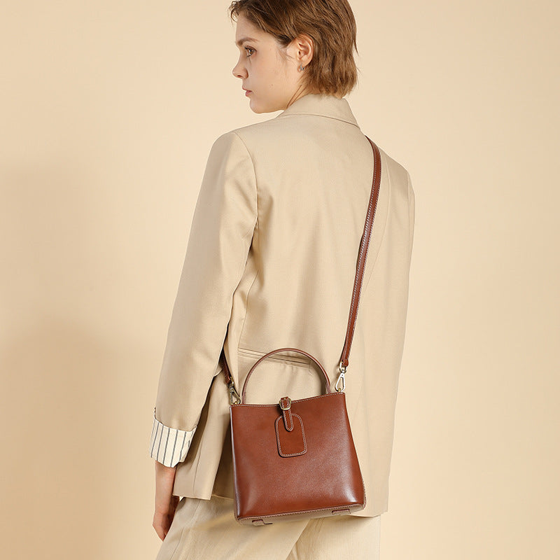 Malas femininas, nova bolsa versátil primavera/verão 2025, mala crossbody de grande capacidade de alta gama, mala de ombro simples em pele genuína
