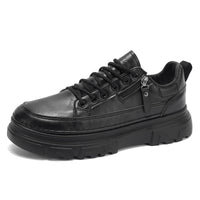 Sapatos de Homem 2025 Novos Outonais Sapatos de Couro Business Casual Britânicos Desportivos Desportivos de Sola Grossa Sapatos Martin Pretos de Cano Baixo