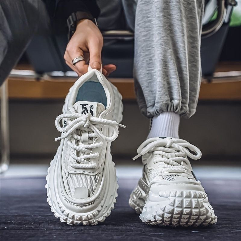Sapatos masculinos de verão, novos sapatos desportivos de malha respirável, sapatos casuais casuais para homens na moda, versáteis e de sola grossa que aumentam a altura