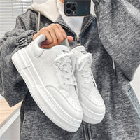 Sapatos brancos de pele grossa com sola espessa e na moda da primavera, ténis desportivos casuais para jovens e respiráveis