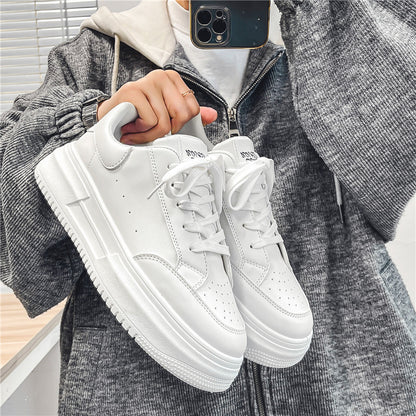 Sapatos brancos de pele grossa com sola espessa e na moda da primavera, ténis desportivos casuais para jovens e respiráveis