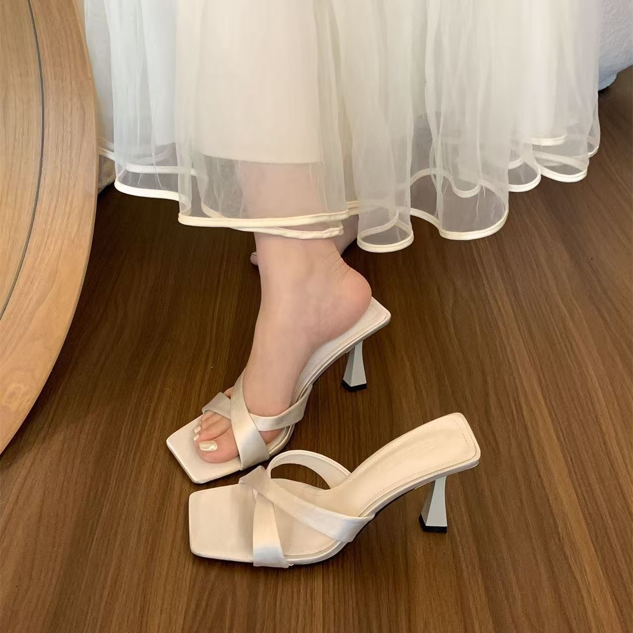 Sandálias de salto alto na moda de bico quadrado com biqueira cruzada e ponta alta para mulher, nova combinação de vestidos para o verão 2025, sandálias para roupa exterior feminina