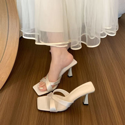 Sandálias de salto alto na moda de bico quadrado com biqueira cruzada e ponta alta para mulher, nova combinação de vestidos para o verão 2025, sandálias para roupa exterior feminina